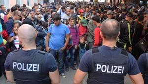 Rakúsko chce vyhostiť 50 000 migrantov. Za dobrovoľný odchod zaplatí 500 eur