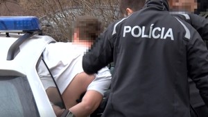 Brutálny útok na vlastnú matku. Žena skončila s nožom v hlave