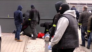 Kukláči zasahovali pred obchodným centrom v Snine. Zadržaní ležali v putách na zemi