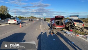 Pri nehode na diaľnici D1 zasahoval vrtuľník, jedna osoba zraneniam podľahla