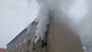 Obyvateľov bytovky vydesil požiar. Zranili sa dve osoby