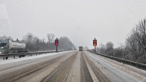 Mrznúci dážď mení cesty na sklo, uzavrel aj letisko