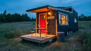 Mobilný dom z recyklovaných materiálov vám umožní žiť bez prípojok a hypotéky