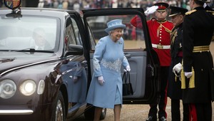 Britská kráľovná sa kvôli klobúku nevojde do auta