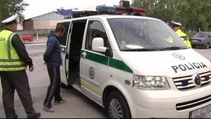 Opití mladíci ukradli auto, chceli sa povoziť po dedine