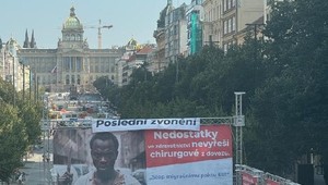 SPD čelí kritike za rasistickú reklamu na Václavskom námestí