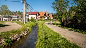 Miloš (18) išiel na prechádzku, domov sa vrátil s guľkou v ramene
