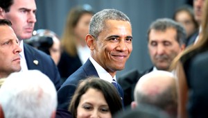 Obama ako džentlmen: Pred lejakom chránil svoje zamestnankyne