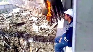 VIDEO. Ako sa v Rusku pripaľuje cigareta? Bagrom