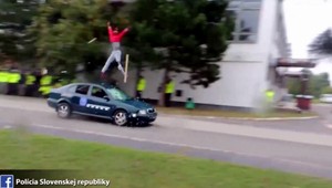 Polícia urobila crash test: Čo sa stane, keď auto idúce 80 km/h zrazí človeka