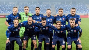 Hrošovský myslel na spoluhráčov. Pred šampionátom rozdával darčeky