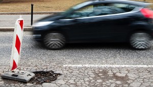 Výtlky, výtlky, výtlky. Ich označenie je drahšie, ako oprava!