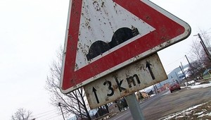 Výtlky na cestách a šoféri: Slovensko vs. Amerika