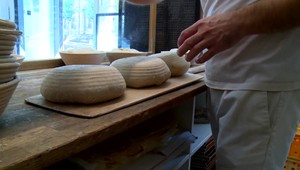 Ak štát nezakročí, pekári varujú pred ďalším zdražovaním. Oplatí sa piecť chlieb doma ?