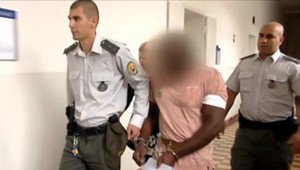 V noci chrápal. Dobili ho za to stoličkou