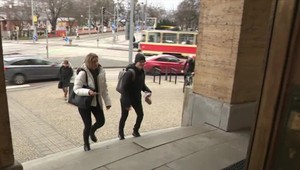 Štát sľúbil šikovným maturantom motivačné štipendiá, aby neodišli. Oni neodišli, ale peniaze nemajú