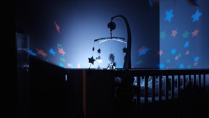 Otca vydesilo záhadné svetielko pri posteli dievčatka: Navštívil ju duch?