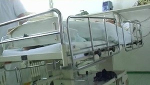 Vysnívaná operácia pŕs stála ženu život. Pred operáciou dala lekárom vzorku moču svojej dcéry