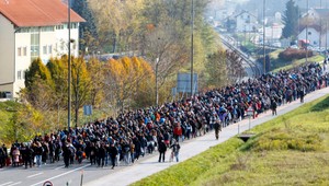 Do Slovinska prichádzajú ďalšie tisíce migrantov, od soboty dorazilo 8 000 ľudí