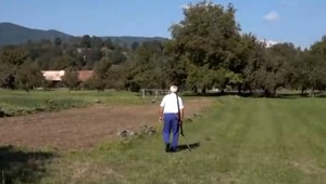 Dievča (14) šlo vyvetrať psa, vrátilo sa s porezanou rukou. Tvrdí, že ju kosou napadol sused