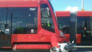 Električka v Bratislave zrazila motorkára