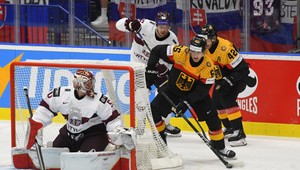 Súboj vlaňajších medailistov z MS vyhrali strieborní Nemci. Bronzovým Lotyšom nadelili 8:1
