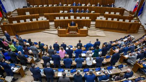 Parlament od stredajšieho večera pokračuje v rozprave o návrhu na odvolanie viacerých ministrov