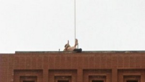 FOTOGALÉRIA: Pár si užíval sex na streche univerzity!