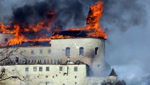 Hrad Krásna Hôrka sa opäť rozhorel. Vďaka tlejúcim trámom