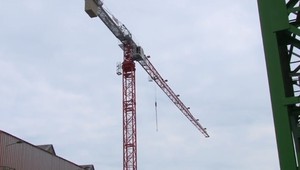 Padal 17 metrov a prerazil sklenú výplň. Mladý robotník zraneniam podľahol