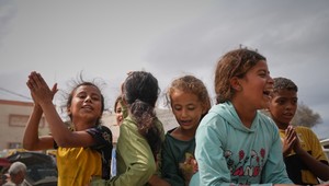 Ulice zaplnili oslavy a slzy šťastia. Po dvoch rokoch vojny ľudia oslavujú nádej na mier