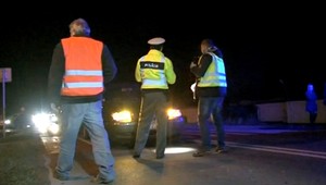 Chodec preletel cez kapotu auta, skončil so zlomenou nohou