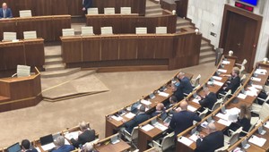Poslanci odvolali Bittó Cigánikovú z postu šéfky zdravotníckeho výboru. Podržalo ju len 22 poslancov