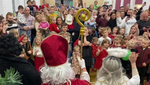 Mikuláš rozdával darčeky slovenským deťom v Anglicku. Nechýbali ani čert s anjelom