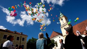Poslanci OĽaNO vypustili 500 balónov ako symbol korupcie