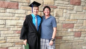 Trúchliaca matka cestovala na pohreb svojho syna. Neznámy muž jej podal vreckovku, no bol to odkaz