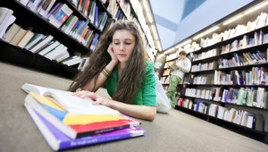 Študenti, chýbajú vám peniaze? Požičajte si ich od štátu