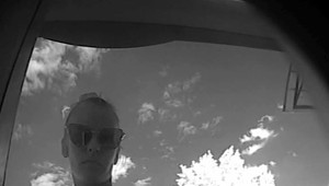 Polícia hľadala túto ženu. Z bankomatu zmizlo 400 eur