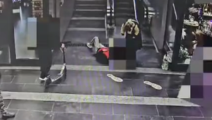 VIDEO: Muž dostal epileptický záchvat. Namiesto pomoci ho okradli