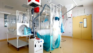 Ebola vo Veľkej Británii, izolovali zdravotnú sestru