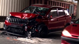 Čelná zrážka si vyžiadala troch zranených. Starší pár mal auto len pár dní