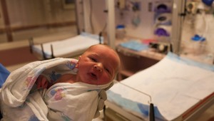 O bábätká sa starala zdravotná sestra, z ktorej razil alkohol. Mala 1,23 promile