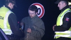 Vypil pivo, exol borovičku a potom rozbil auto. Požičané