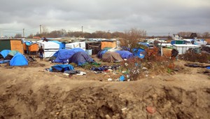 Migranti majú posledné hodiny na opustenie tábora v Calais, vyhostia ich