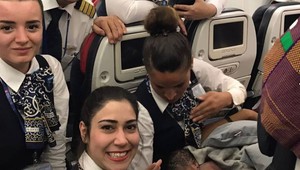 Dievčatko prišlo na svet 13 tisíc metrov nad zemou