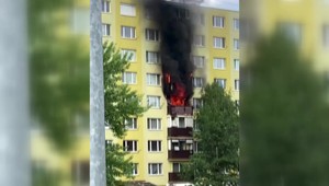 Stála na balkóne a horelo na nej oblečenie. Hovoria svedkovia tragického požiaru