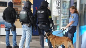 Muž sa zabarikádoval v reštaurácii v Nemecku, zasahovalo komando