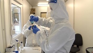 Nový kmeň koronavírusu sa intenzívne šíri medzi deťmi a ľuďmi pod 60 rokov