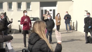 Namiesto zasadačky dvor. Poslanci vo Vrábľoch rokovali na netradičnom priestore