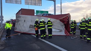 Nebezpečný vietor necvičil len so stromami, ale aj s kamiónmi